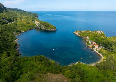 Gideros Körfezi, Korsanların antik çağlarda sığındığı ve meydanın doğal limanı olan Ceneviz 'in izlerini taşıyor. Cide, Kastamonu, Türkiye