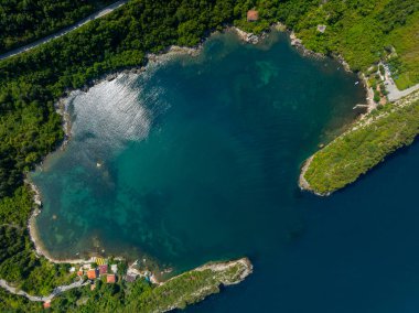 Gideros Körfezi, Korsanların antik çağlarda sığındığı ve meydanın doğal limanı olan Ceneviz 'in izlerini taşıyor. Cide, Kastamonu, Türkiye