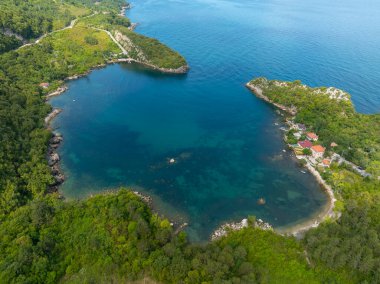 Gideros Körfezi, Korsanların antik çağlarda sığındığı ve meydanın doğal limanı olan Ceneviz 'in izlerini taşıyor. Cide, Kastamonu, Türkiye