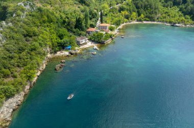Gideros Körfezi, Korsanların antik çağlarda sığındığı ve meydanın doğal limanı olan Ceneviz 'in izlerini taşıyor. Cide, Kastamonu, Türkiye