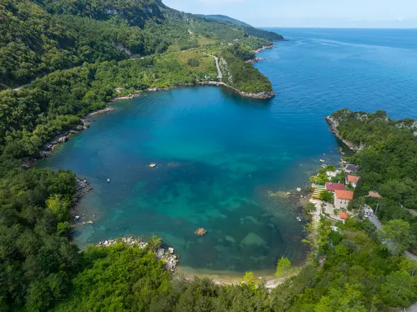 Gideros Körfezi, Korsanların antik çağlarda sığındığı ve meydanın doğal limanı olan Ceneviz 'in izlerini taşıyor. Cide, Kastamonu, Türkiye