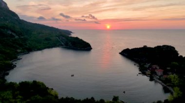 Gideros Körfezi 'nde gün batımı, Ceneviz, Cide, Kastamonu, Türkiye' ye dayanan tarihi ve doğal bir körfez.