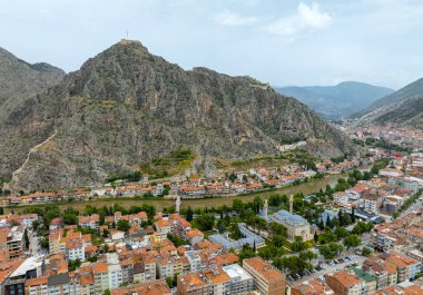 Prenslerin şehri olarak da bilinen Amasya şehrinin büyüleyici manzarası. Dağlardan harika bulutlar çıkıyor. YESİLIRMAK Nehri.