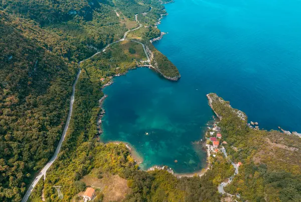 Gideros Körfezi, Korsanların antik çağlarda sığındığı ve meydanın doğal limanı olan Ceneviz 'in izlerini taşıyor. Cide, Kastamonu, Türkiye