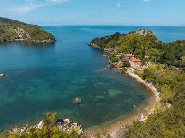 Gideros Körfezi, Korsanların antik çağlarda sığındığı ve meydanın doğal limanı olan Ceneviz 'in izlerini taşıyor. Cide, Kastamonu, Türkiye