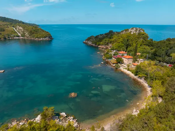 Gideros Körfezi, Korsanların antik çağlarda sığındığı ve meydanın doğal limanı olan Ceneviz 'in izlerini taşıyor. Cide, Kastamonu, Türkiye