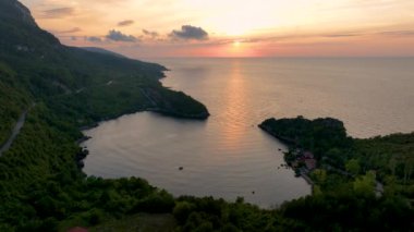 Gideros Körfezi 'nde gün batımı, Ceneviz, Cide, Kastamonu, Türkiye' ye dayanan tarihi ve doğal bir körfez.