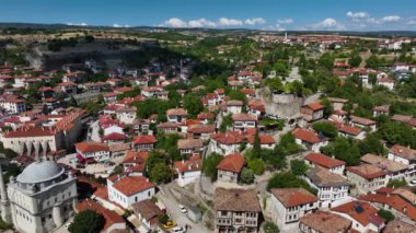 Safranbolu 'daki geleneksel Osmanlı Evleri. Safranbolu UNESCO Dünya Mirası Alanı. Eski ahşap köşkler Türk mimarisi. Safranbolu manzara görüntüsü.