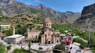 Osvank Kilisesi, Uzundere Bölgesi 'nin Alyama Köyü' nde. Renkli taş süslemeleri ve yardım figürleriyle ünlüdür, Erzurum.