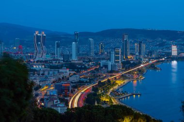 Akşamları Bayrakli 'nin yüksek tepesinden İzmir Körfezi manzarası. Uzun pozlama, düşük ışık.