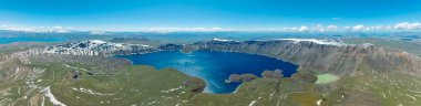 Dünyanın en büyük ikinci krater gölü Nemrut Gölü ve Tatvan Gölü panoramik manzarası,