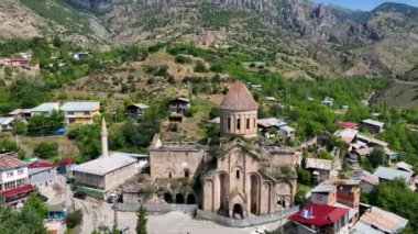 Osvank Kilisesi, Uzundere Bölgesi 'nin Alyama Köyü' nde. Renkli taş süslemeleri ve yardım figürleriyle ünlüdür, Erzurum.