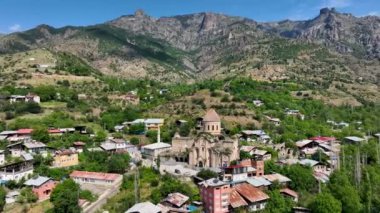 Osvank Kilisesi, Uzundere Bölgesi 'nin Alyama Köyü' nde. Renkli taş süslemeleri ve yardım figürleriyle ünlüdür, Erzurum.