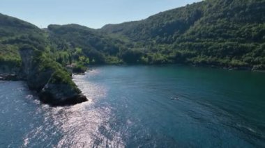 Gideros Körfezi, Korsanların antik çağlarda sığındığı ve meydanın doğal limanı olan Ceneviz 'in izlerini taşıyor. Cide, Kastamonu, Türkiye