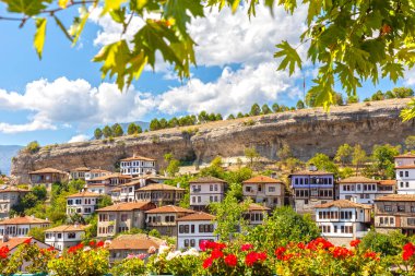 Safranbolu 'daki geleneksel Osmanlı Evleri. Safranbolu UNESCO Dünya Mirası Alanı. Eski ahşap köşkler Türk mimarisi. Safranbolu manzara görüntüsü.