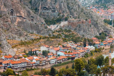 Prenslerin şehri olarak da bilinen Amasya şehrinin büyüleyici manzarası. Dağlardan harika bulutlar çıkıyor. YESİLIRMAK Nehri.
