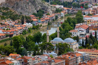 Prenslerin şehri olarak da bilinen Amasya şehrinin büyüleyici manzarası. Dağlardan harika bulutlar çıkıyor. YESİLIRMAK Nehri.