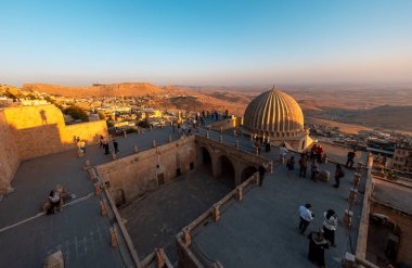 Türkiye 'nin güneydoğusunda yer alan Mardin Şatosu ile Eski Mardin' in (Eski Mardin) antik ve taş evleri