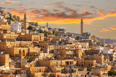 Türkiye 'nin güneydoğusunda yer alan Mardin Şatosu ile Eski Mardin' in (Eski Mardin) antik ve taş evleri