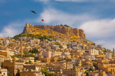 Türkiye 'nin güneydoğusunda yer alan Mardin Şatosu ile Eski Mardin' in (Eski Mardin) antik ve taş evleri