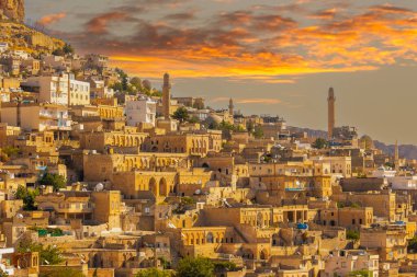 Türkiye 'nin güneydoğusunda yer alan Mardin Şatosu ile Eski Mardin' in (Eski Mardin) antik ve taş evleri