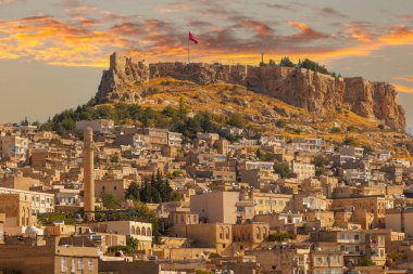 Türkiye 'nin güneydoğusunda yer alan Mardin Şatosu ile Eski Mardin' in (Eski Mardin) antik ve taş evleri