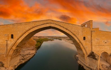 Malabadi Köprüsü, Türkiye 'nin güneydoğusundaki Silvan ilçesi yakınlarındaki Batman Nehri' ne uzanan bir kemer köprüdür..