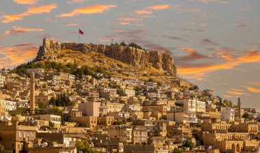 Türkiye 'nin güneydoğusunda yer alan Mardin Şatosu ile Eski Mardin' in (Eski Mardin) antik ve taş evleri