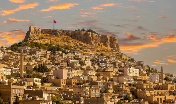 Türkiye 'nin güneydoğusunda yer alan Mardin Şatosu ile Eski Mardin' in (Eski Mardin) antik ve taş evleri