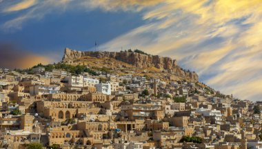 Türkiye 'nin güneydoğusunda yer alan Mardin Şatosu ile Eski Mardin' in (Eski Mardin) antik ve taş evleri