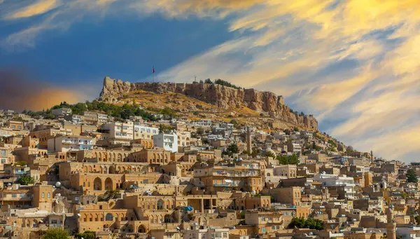 Türkiye 'nin güneydoğusunda yer alan Mardin Şatosu ile Eski Mardin' in (Eski Mardin) antik ve taş evleri