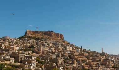Türkiye 'nin güneydoğusunda yer alan Mardin Şatosu ile Eski Mardin' in (Eski Mardin) antik ve taş evleri