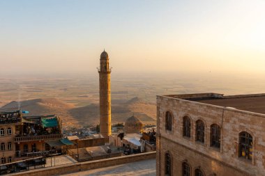 Türkiye 'nin güneydoğusunda yer alan Mardin Şatosu ile Eski Mardin' in (Eski Mardin) antik ve taş evleri