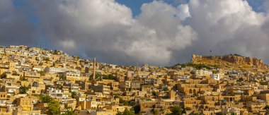 Türkiye 'nin güneydoğusunda yer alan Mardin Şatosu ile Eski Mardin' in (Eski Mardin) antik ve taş evleri