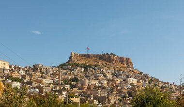 Türkiye 'nin güneydoğusunda yer alan Mardin Şatosu ile Eski Mardin' in (Eski Mardin) antik ve taş evleri