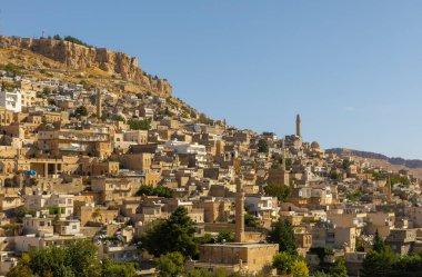 Türkiye 'nin güneydoğusunda yer alan Mardin Şatosu ile Eski Mardin' in (Eski Mardin) antik ve taş evleri