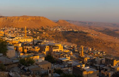 Türkiye 'nin güneydoğusunda yer alan Mardin Şatosu ile Eski Mardin' in (Eski Mardin) antik ve taş evleri