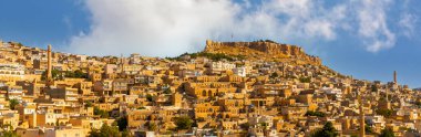 Türkiye 'nin güneydoğusunda yer alan Mardin Şatosu ile Eski Mardin' in (Eski Mardin) antik ve taş evleri