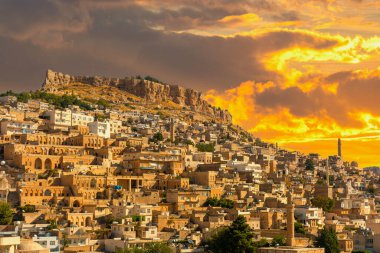 Türkiye 'nin güneydoğusunda yer alan Mardin Şatosu ile Eski Mardin' in (Eski Mardin) antik ve taş evleri