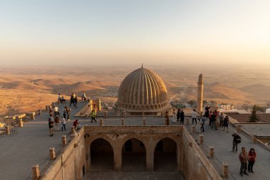 Türkiye 'nin güneydoğusunda yer alan Mardin Şatosu ile Eski Mardin' in (Eski Mardin) antik ve taş evleri