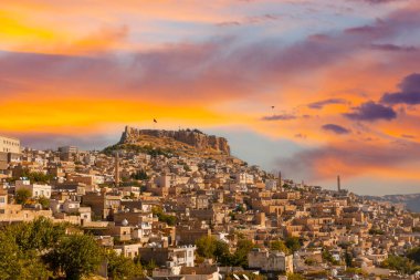 Türkiye 'nin güneydoğusunda yer alan Mardin Şatosu ile Eski Mardin' in (Eski Mardin) antik ve taş evleri
