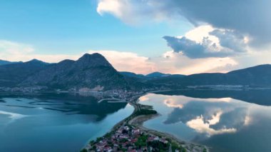 Türkiye 'nin Egirdir Gölü, Isparta ilinde yer almaktadır. Ayrıca günlük ve mevsimsel farklılıklarından dolayı 'yedi renkli göl' olarak da bilinir.
