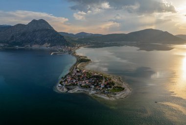 Türkiye 'nin Egirdir Gölü, Isparta ilinde yer almaktadır. Ayrıca günlük ve mevsimsel farklılıklarından dolayı 'yedi renkli göl' olarak da bilinir.