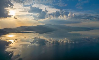 Türkiye 'nin Egirdir Gölü, Isparta ilinde yer almaktadır. Ayrıca günlük ve mevsimsel farklılıklarından dolayı 'yedi renkli göl' olarak da bilinir.