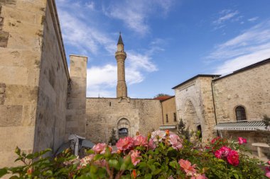 Egirdir 'de mavi gökyüzü altında Hizirbey camii ve minaresinin dış görünüşü.