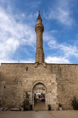 Egirdir 'de mavi gökyüzü altında Hizirbey camii ve minaresinin dış görünüşü.