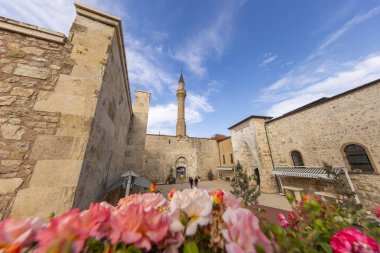 Egirdir 'de mavi gökyüzü altında Hizirbey camii ve minaresinin dış görünüşü.