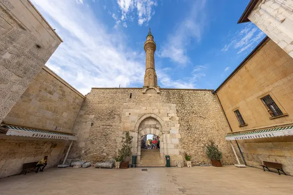 Egirdir 'de mavi gökyüzü altında Hizirbey camii ve minaresinin dış görünüşü.