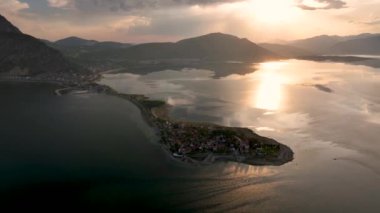 Türkiye 'nin Egirdir Gölü, Isparta ilinde yer almaktadır. Ayrıca günlük ve mevsimsel farklılıklarından dolayı 'yedi renkli göl' olarak da bilinir.