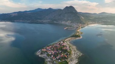 Türkiye 'nin Egirdir Gölü, Isparta ilinde yer almaktadır. Ayrıca günlük ve mevsimsel farklılıklarından dolayı 'yedi renkli göl' olarak da bilinir.
